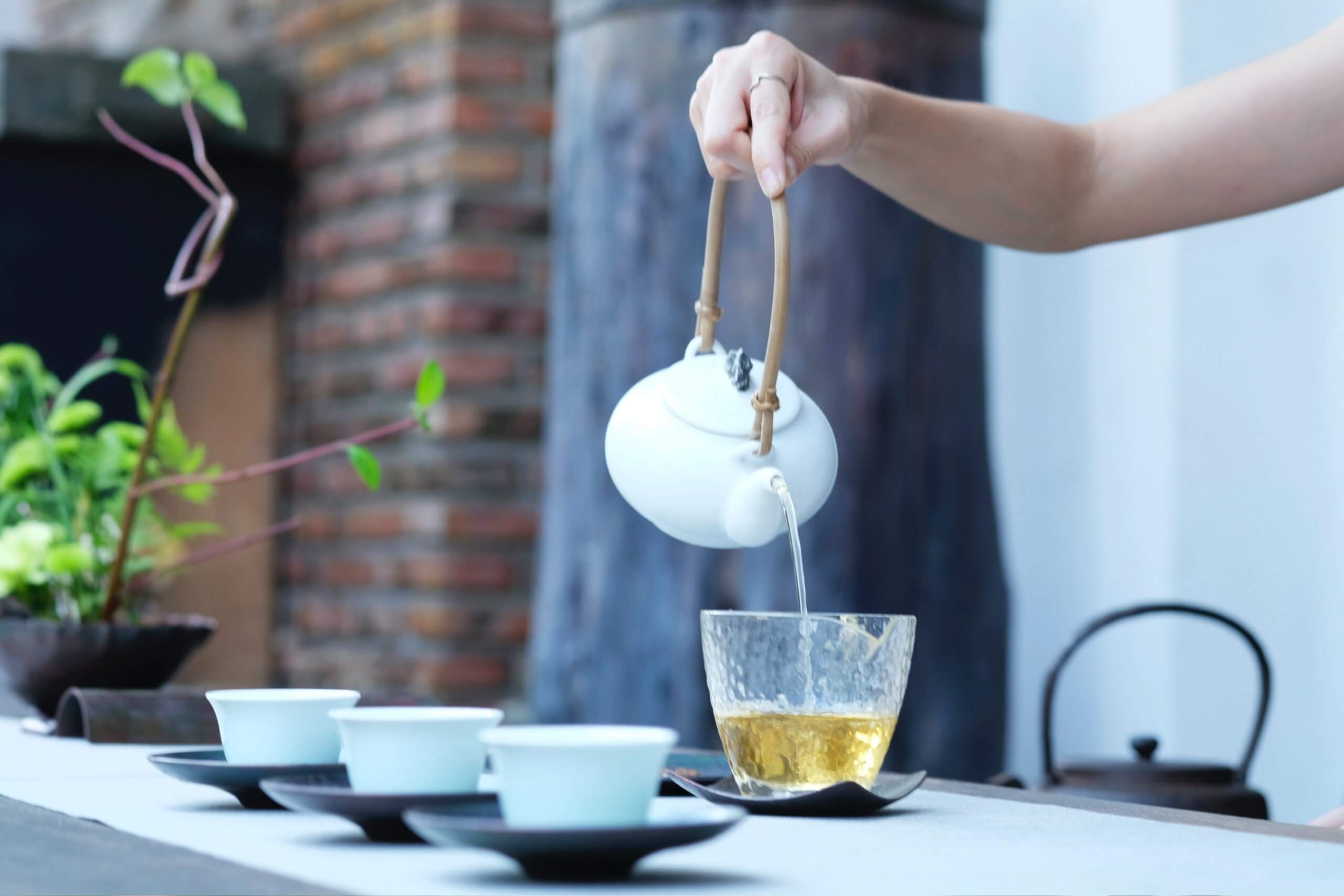 Pouring Tea | The Mustcard